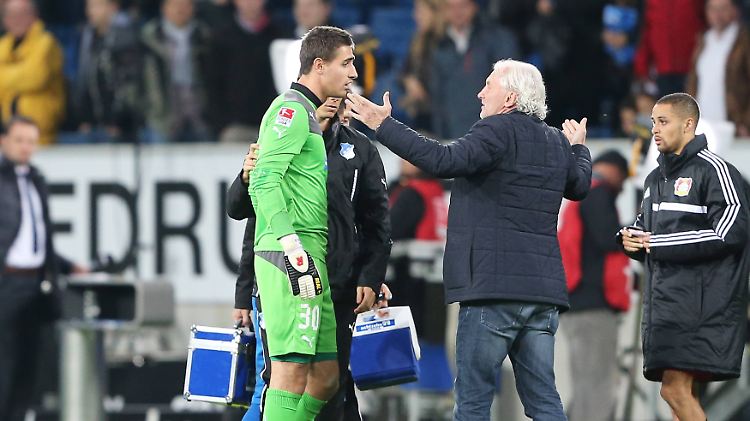 Rudi Völler diskutiert mit 1899-Keeper Koen Casteels nach dem Phantomtor. 