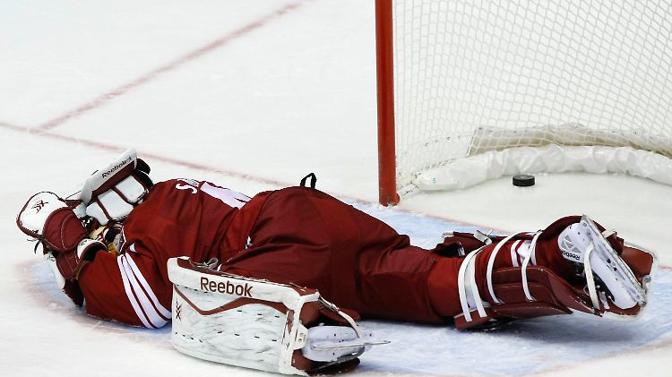 Hatte das richtige Timing: Mike Smith trifft quer übers Feld ins gegnerische Tor.