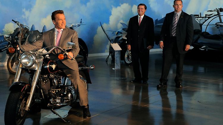 Schwarzenegger beim Besuch einer Motorradausstellung in Simi Valley, Kalifornien.