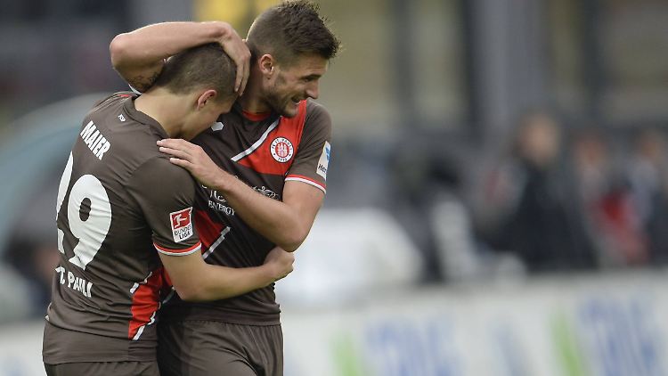 Freude nach dem Tor zum 0:1: Pauli-Spieler Sebastian Maier und Christopher Nöthe liegen sich hier in den Armen.