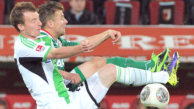 Im Gleichschritt: Augsburgs Daniel Baier (r) und Wolfsburgs Maximilian Arnold kämpfen um den Ball. 