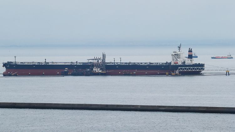 Ein Tanker im Hafen der japanischen Stadt Kawasaki.