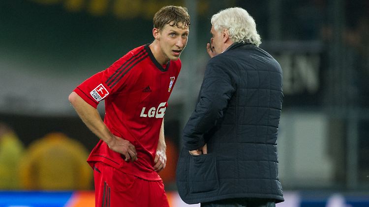 Stefan Kießling berät sich mit Bayers Sportchef Rudi Völler über das Tor, das keines war. Die Chance auf Fairplay war da schon vertan.