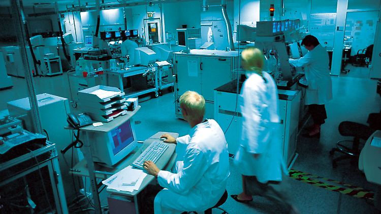 Mitarbeiter der "Screening Factory" des Pharma- und Biotech-Unternehmens Evotec.