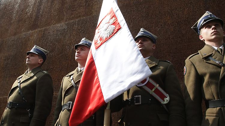 Polnische Wachsoldaten am Mahnmal in Katyn.