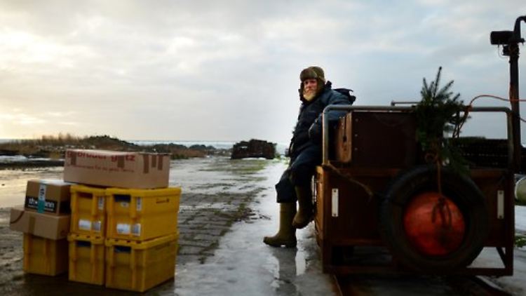 Postschiffer Fiede Nissen beliefert Hallig-Bewohner bei jedem Wetter. Damit das so bleibt, soll das Porto stärker steigen.