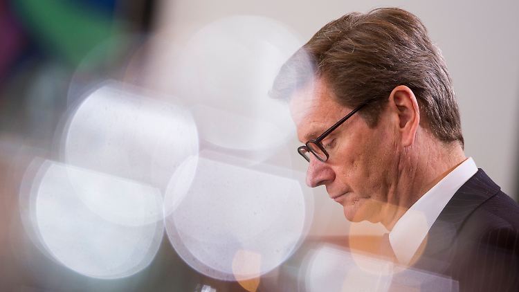 Zuletzt genoss Westerwelle seine Rolle als Chefdiplomat. Seinem bekanntlich großen Ego dürfte es schmerzen, dass ihm die Aufmerksamkeit, die mit dem Amt einhergeht, künftig nicht mehr gilt.