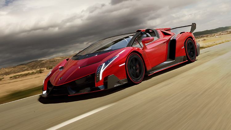Sowohl beim Fahrgestell als auch im Innenraum des Veneno Roadsters dominiert Kohlefaser.