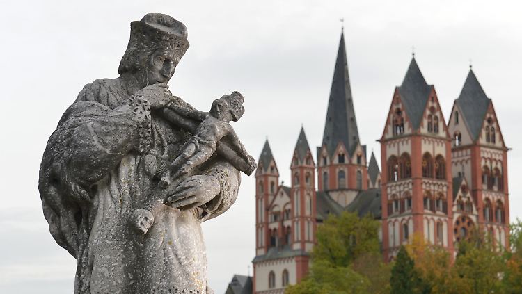 Papst Franziskus hat den umstrittenen Limburger Bischof Tebartz-van Elst im Vatikan zu einer Aussprache empfangen.