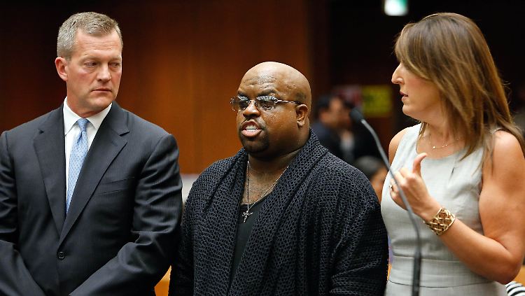 CeeLo Green vor Gericht. Neben ihm sein Anwalt Thomas P. O'Brien und seine Anwältin Blair Berk.