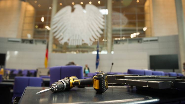 Die Umbauarbeiten sind abgeschlossen - dem neuen Bundestag gehören nur noch vier Fraktionen an.