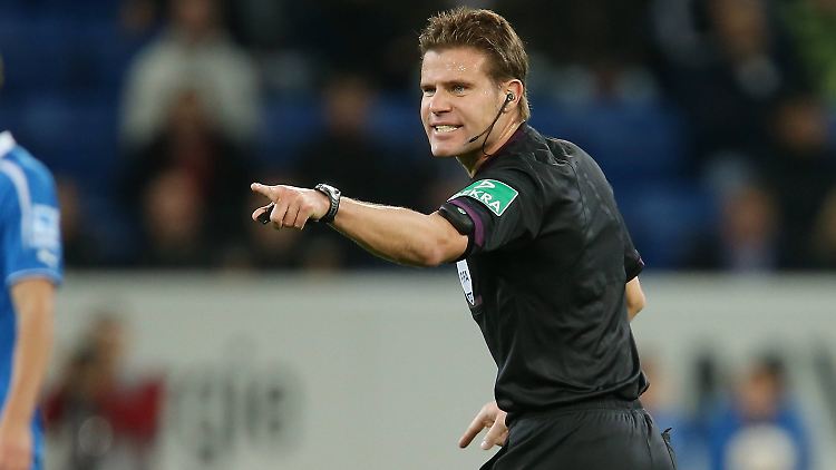 Der Mann, der das Phantomtor anerkannte: Felix Brych.