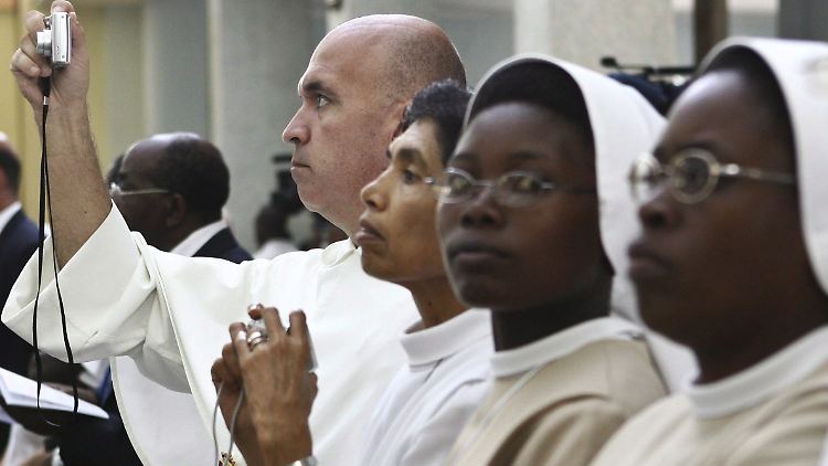 Bei einer Messe in Angola.