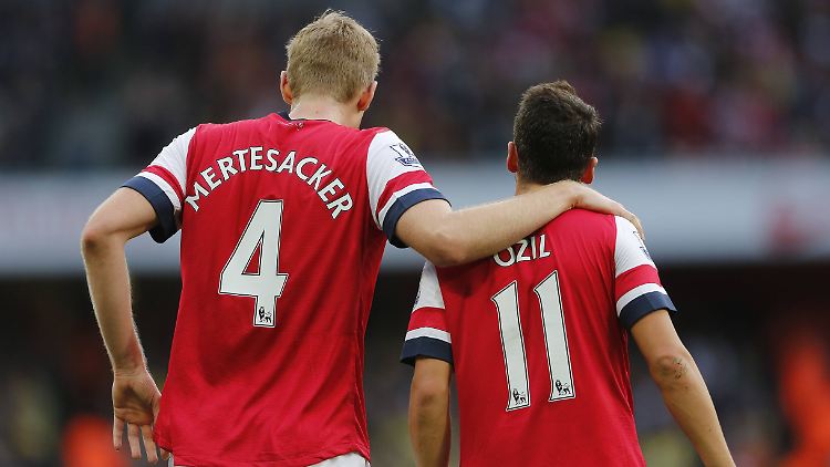 Keine Gnade mit den Kollegen aus der Nationalmannschaft: Per Mertesacker und Mesut Özil wollen in der Champions League auf Kurs bleiben.