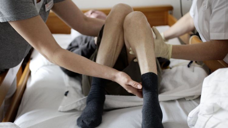 Die meisten der Schlaganfallpatienten sind zumindest über einen gewissen Zeitraum behindert. Viele bleiben es bis zum Ende des Lebens.