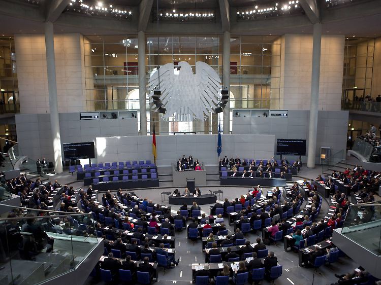 Nur selten ist es im Bundestag so voll wie bei der konstituierenden Sitzung. Die Regierungsbank bleibt leer.