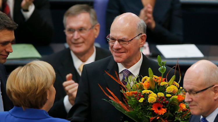 Norbert Lammert nimmt Glückwünsche zu seiner Wiederwahl als Bundestagspräsident entgegen - danach sparte er nicht mit Kritik.