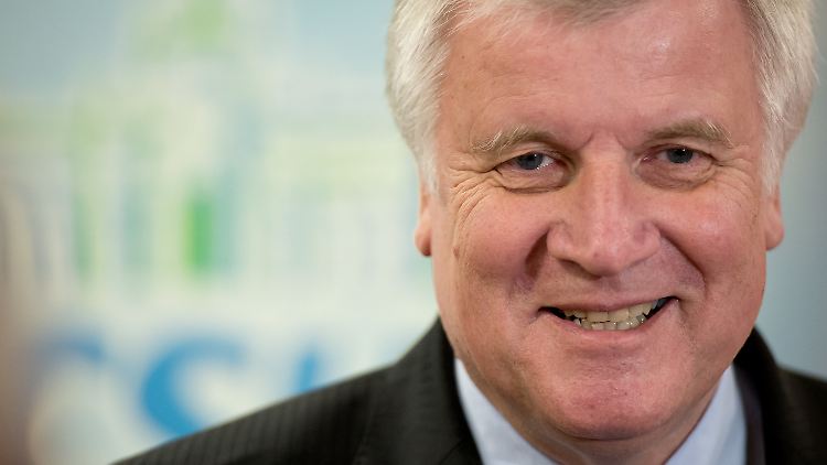 Selten sieht man Seehofer in diesen Tagen mit einem anderen Gesichtsausdruck.