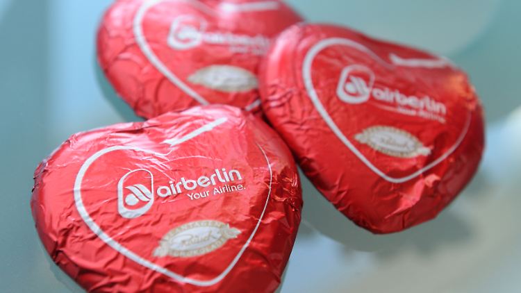 Die Chancen für die Air-Berlin-Mitarbeiter stehen nicht schlecht. Ob sie allerdings auch nach einer Übernahme ihres Unternehmens noch Schokoherzen an die Fluggäste verteilen, ist ungewiss. 