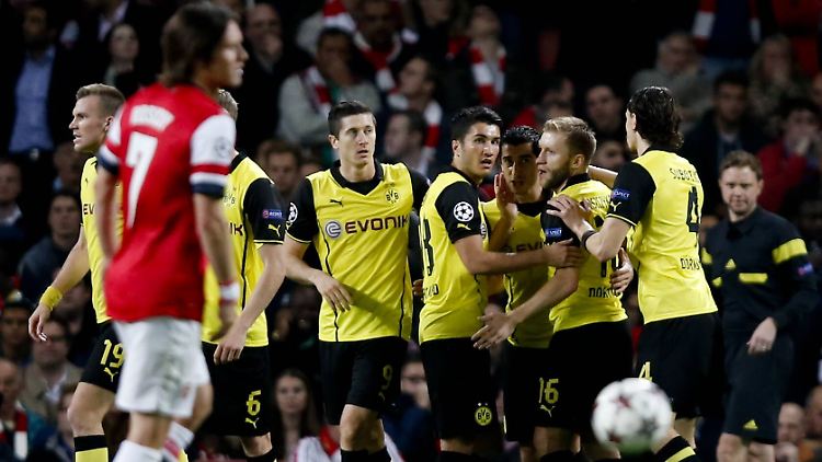 Der BVB versetzte Tomas Rosicky (vorn) und Arsenal London mit dem späten 2:1 den K.o.-Treffer.