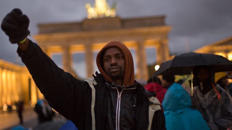 Eine Gruppe Flüchtlinge trat vorige Woche am Brandenburger Tor in Hungerstreik, um Asyl zu bekommen.