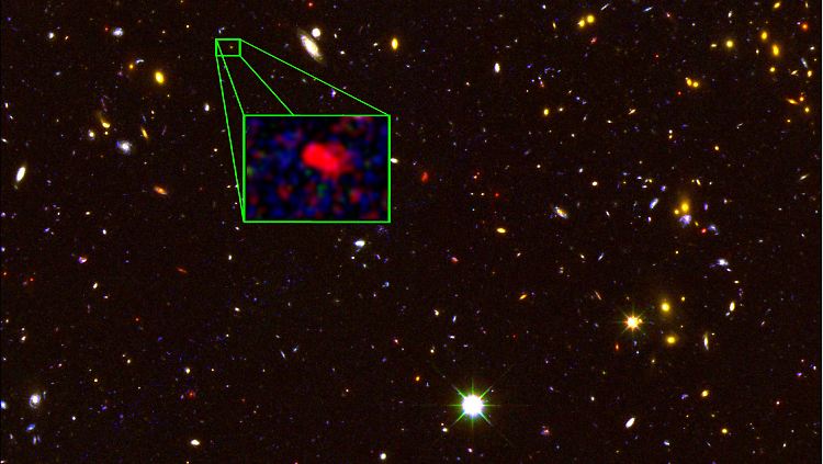 "Hubble"-Aufnahme einer nördlichen Himmelsregion: Fast jedes abgebildete Objekt ist eine Galaxie. Der Zoombereich des Bildes hebt die Galaxie "z8_GND_5296" hervor.