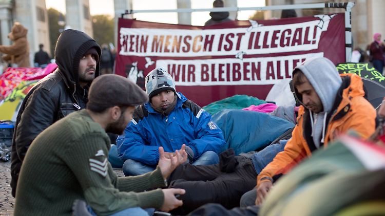 Besonders in Berlin demonstrierten Flüchtlinge immer wieder für ihre Rechte - und traten im Oktober sogar in einen Hungerstreik am Brandenburger Tor ein.