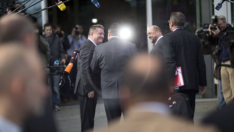CDU-Generalsekretär Gröhe (l.) nimmt SPD-Chef Gabriel (M.) in Empfang.