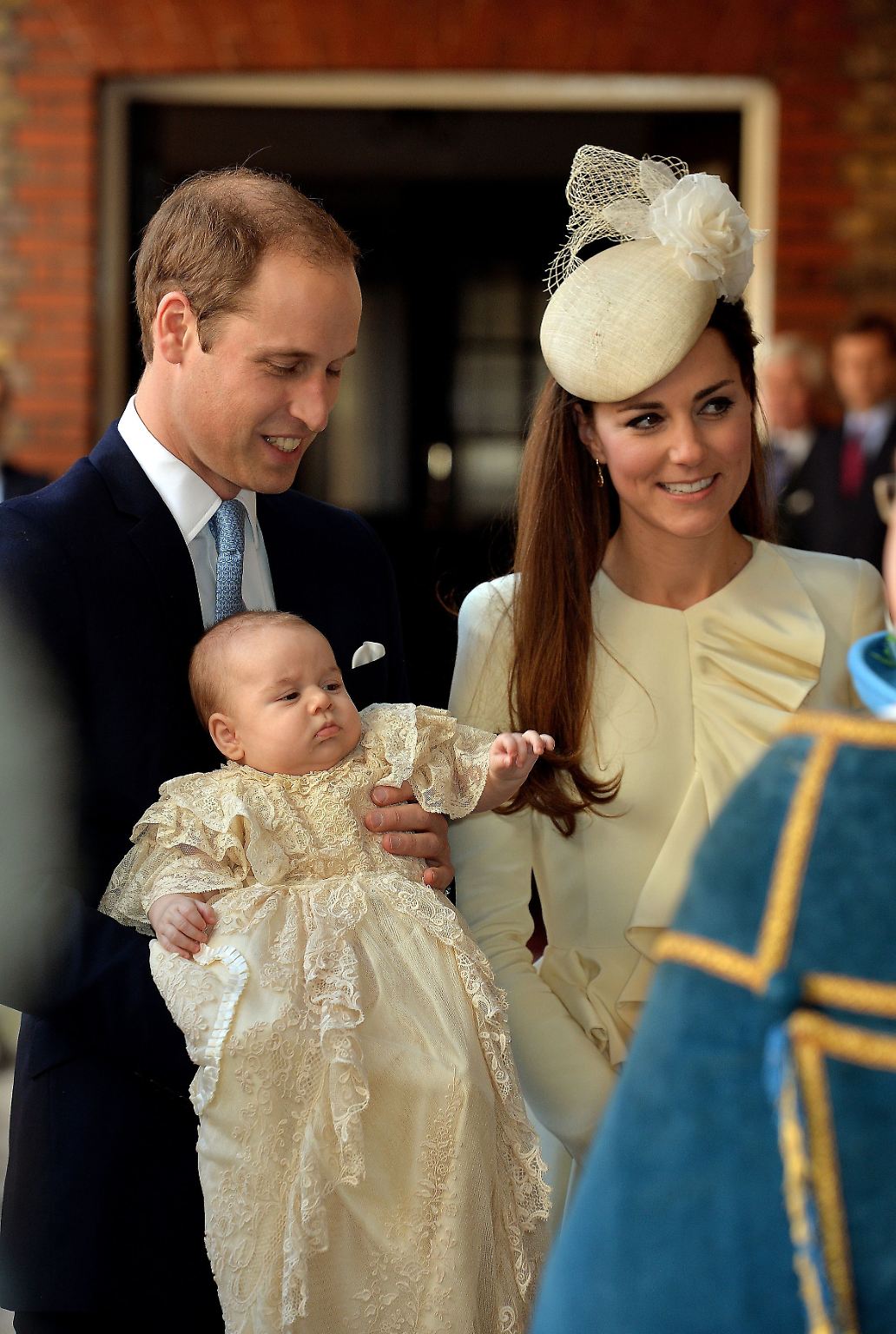 Am Nachmittag wurde der kleine Prinz George im Londoner St. James's Palast getauft. Nun gibt es endlich neue Fotos von ihm.