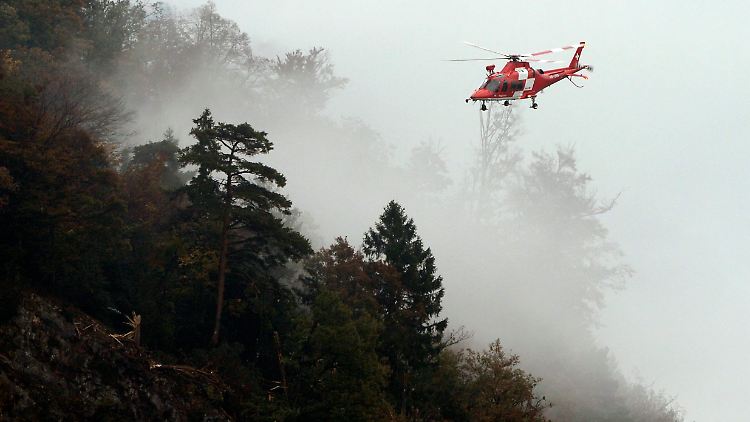 Ein Hubschrauber steht über der Absturzstelle, gesucht werden die Piloten.