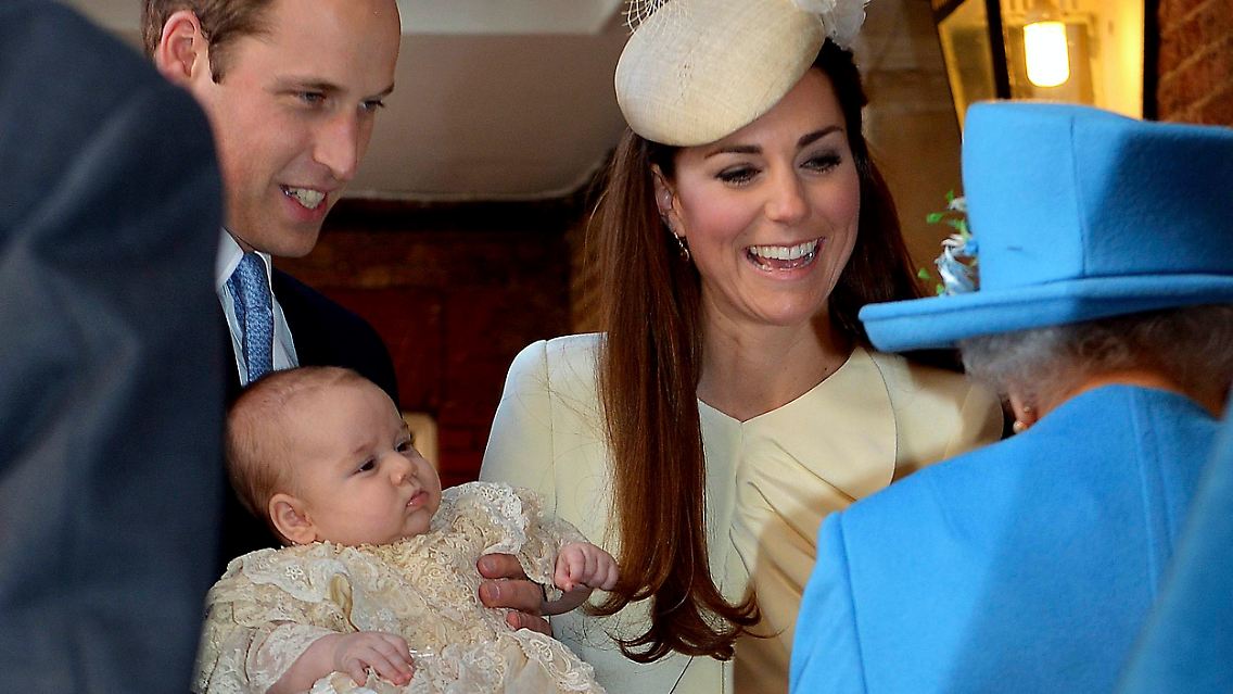 2013-10-23T144454Z_484172378_LM1E9AN14KZ01_RTRMADP_3_BRITAIN-ROYALS-CHRISTENING.JPG6049237645884211070.jpg
