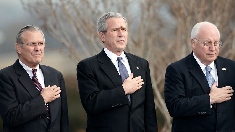 U.S. Präsident George W. Bush, Vize-Präsident Dick Cheney (r) und Verteidigungsminister Donald Rumsfeld (l) bei seiner Verabschiedung im Pentagon in Arlington, Virginia (Dezember 2006).