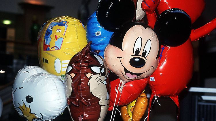 Kinder sollten nie alleine mit Helium-Ballons spielen, denn Micky Maus nachzumachen, birgt durchaus Gefahren.