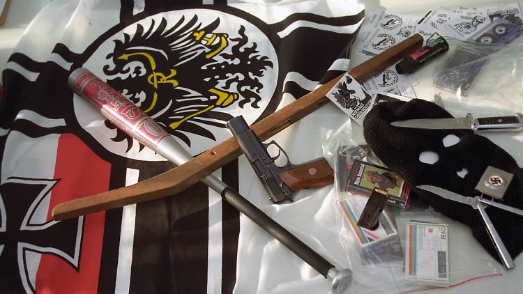 Diverse Waffen, Propagandamaterial und Reichskriegsflagge wurden 1994 in Brandenburg bei einer Polizei-Razzia gegen eine verbotene Versammlung einer rechtsextremen Gruppe sichergestellt.