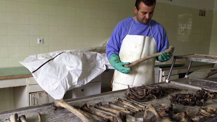 Eine Pathologe untersucht Leichenteile aus einem Massengrab von Srebrenica.