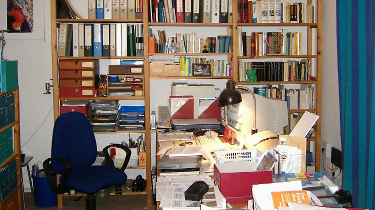Lehrer haben oftmals keine andere Wahl, als in den eigenen vier Wänden ein Arbeitszimmer zur Vor- und Nachbereitung des Unterrichts zu nutzen.