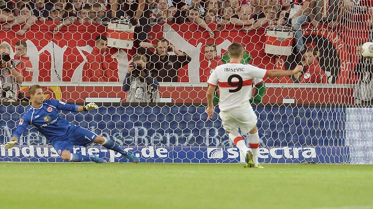 Frankfurts Kevin Trapp ist ein Elfmeterspezialist - weil er den Ball entweder hält oder den Schützen zum Vorbeischießen bringt.