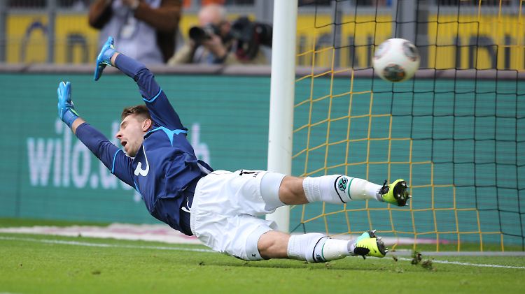 Ron-Robert Zieler ist beim BVB-Elfmeter von Marco Reus chancenlos - wieder einmal.