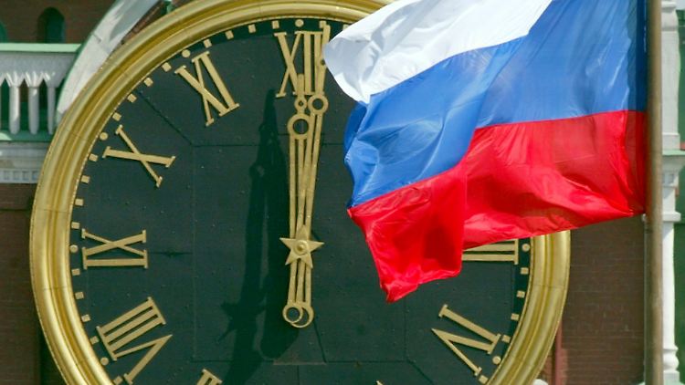 Trotz Forderungen von Politikern und Ärzten stellt Russland die Uhren am 26./27. Oktober erneut nicht zurück auf die Normalzeit, sondern behält die Sommerzeit vorerst bei.