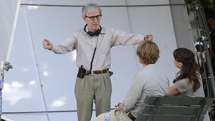 Woody Allen (l.) mit Carla Bruni (r) und Owen Wilson bei Dreharbeiten in Paris.