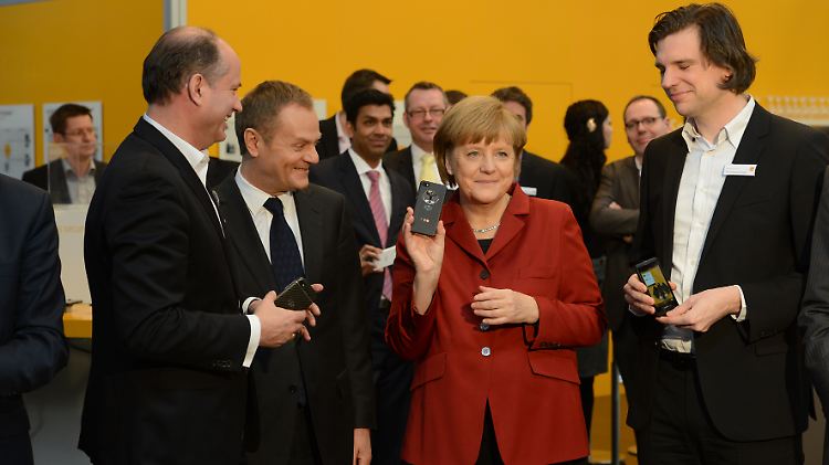Angela Merkel hielt bei der CeBIT 2013 brav ein Blackberry Z 10 von Secusmart in die Kameras.