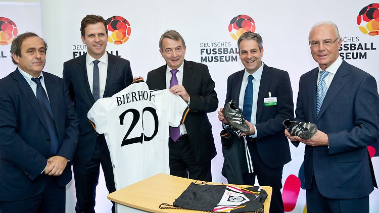 DFB-Boss Wolfgang Niersbach (M) gab in Nürnberg die frohe Botschaft bekannt.