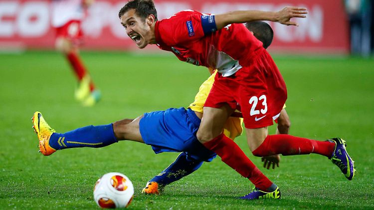 Schreiend in den Zweikampf: Freiburgs Julian Schuster (r.) und Estorils Evandro versuchen an den Ball zu kommen. 