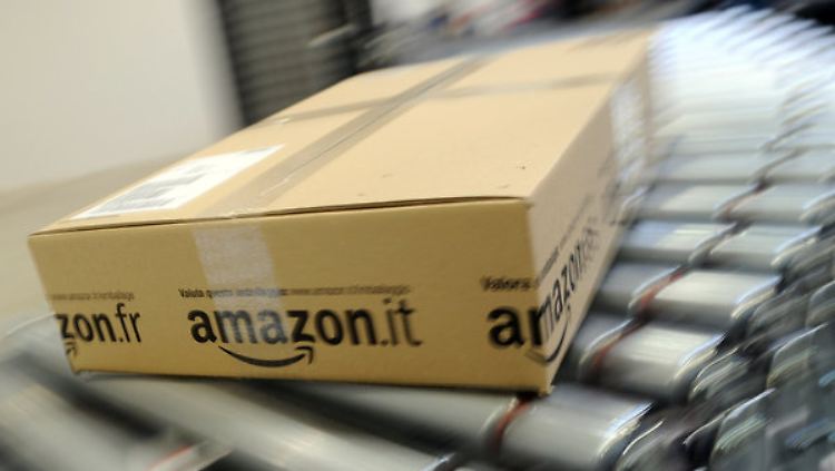 Der Online-Handel brummt und treibt die Erlöse bei Amazon.