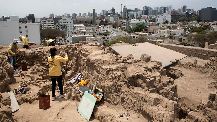 Die Archäeologin Gladys Paz am Ausgrabungsort Huaca Pucllana in Lima, Peru.