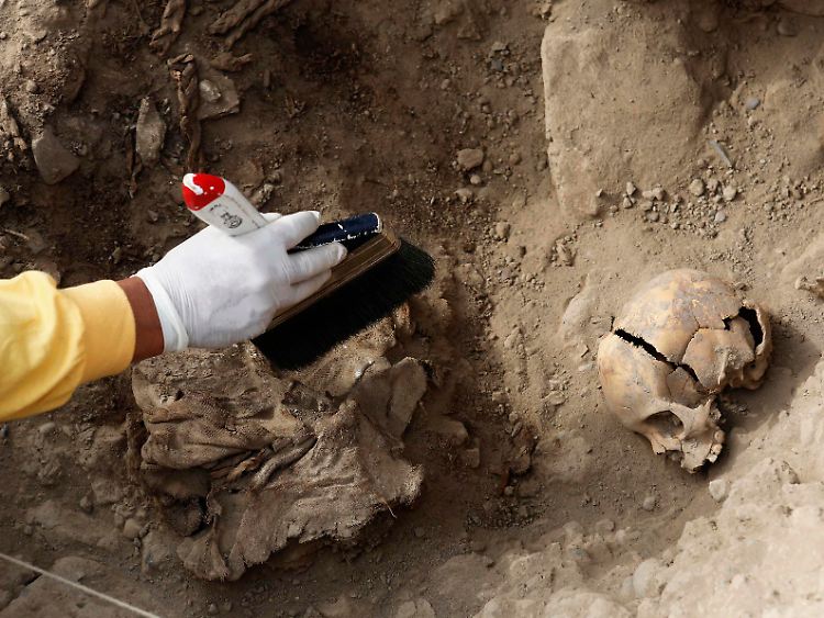 Die zwei Mumien sollen den Archäologen zufolge in zeremonielle Stoffe gehüllt gewesen sein.