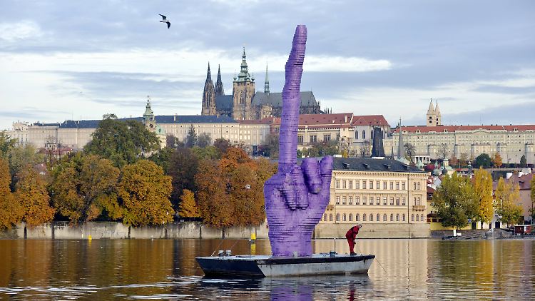 Mit diesem überdimensionalen Mittelfinger in lila sagt Künstler David Cerny, was er von dem Mann in der Prager Burg, Milos Zeman, hält.