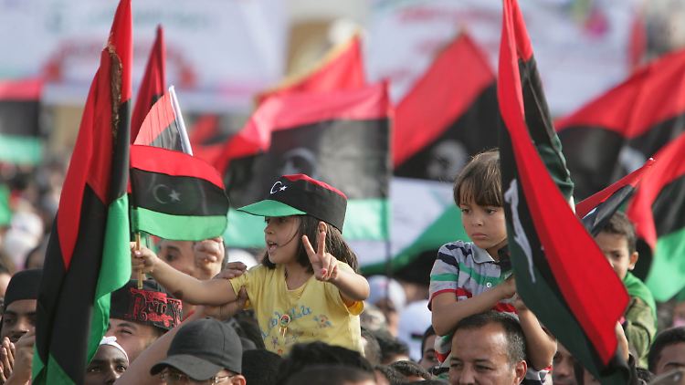 Kinder schwenken in Bengasi (Libyen) Nationalfahnen, während dort die Befreiung des Landes vom Gaddafi-Regime gefeiert wird.