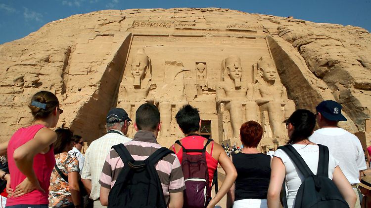 Ein Bild aus besseren Zeiten: Touristen besichtigen den Tempel von Ramses II., auch bekannt als "großer Tempel" der Tempel-Anlage in Abu Simbel.