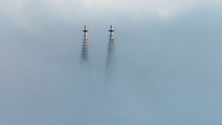 Die Turmspitzen des Doms St. Peter in Regensburg werden vom Nebel verschleiert.